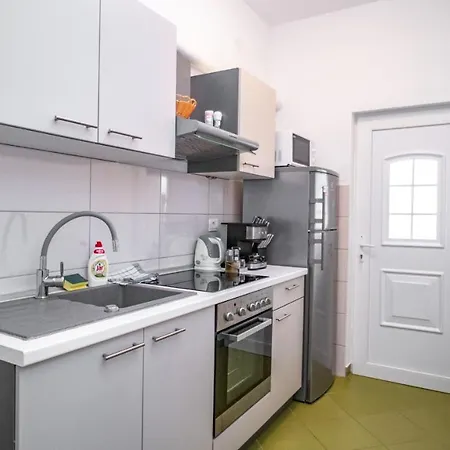 アパート Calma トロギール