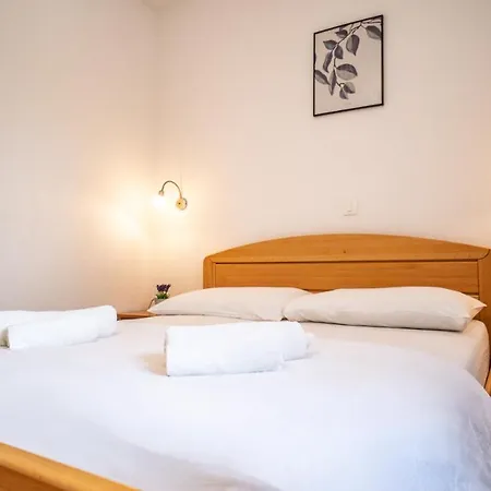 アパート Calma トロギール